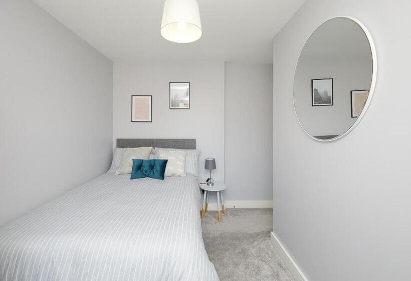 Royal Derby Hospital 3 Bed Town House