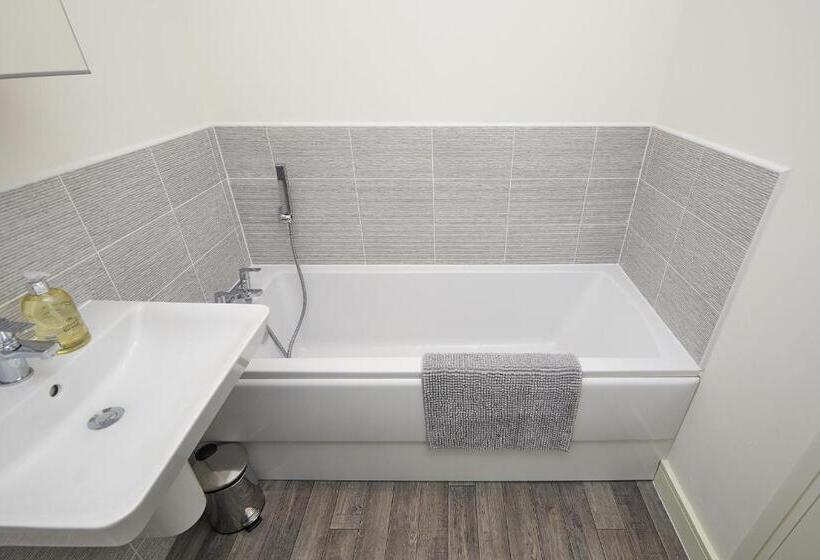 Royal Derby Hospital 3 Bed Town House