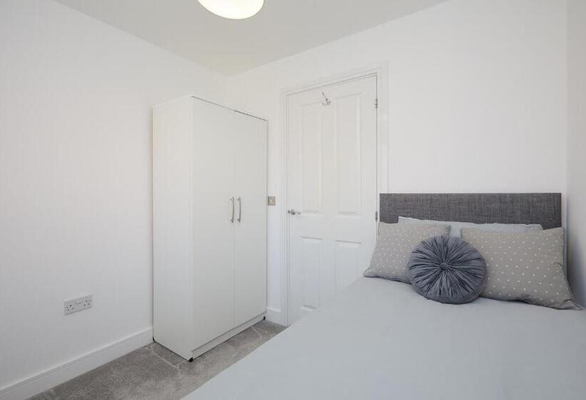 Royal Derby Hospital 3 Bed Town House