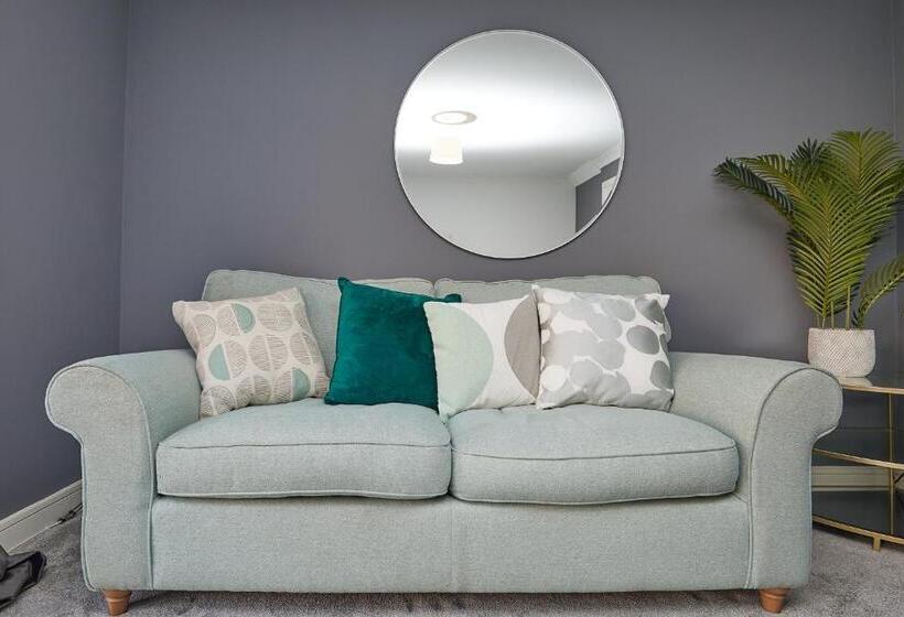 Royal Derby Hospital 3 Bed Town House