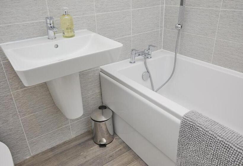 Royal Derby Hospital 3 Bed Town House