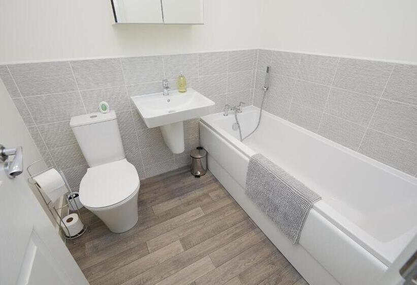 Royal Derby Hospital 3 Bed Town House