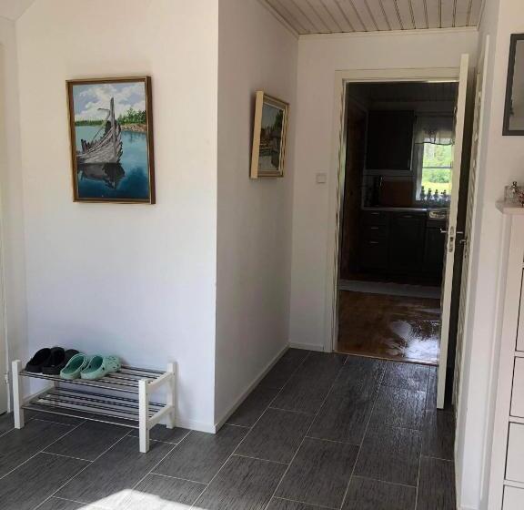 Stor Familjegård I Bra Läge