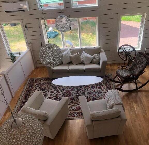 Stor Familjegård I Bra Läge