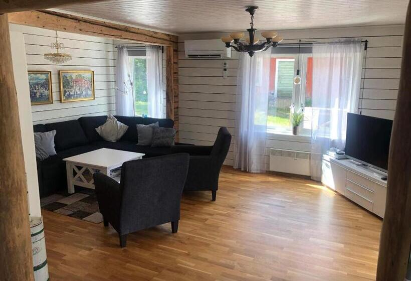 Stor Familjegård I Bra Läge