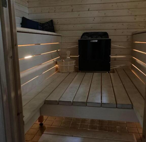 Stor Familjegård I Bra Läge