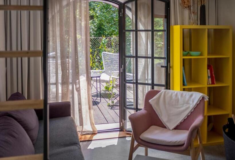 Tiny House, Podkrovní Apartmán A Apartmán S Výhledem Do Zahrady