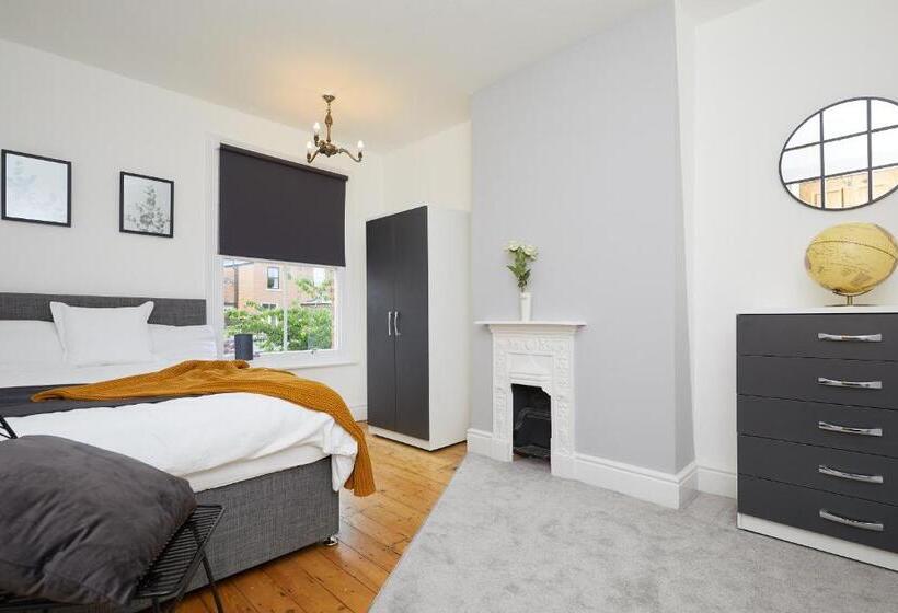 Large Derby Cathedral Town House   Sleeps 8 W Parking