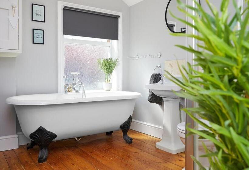 Large Derby Cathedral Town House   Sleeps 8 W Parking