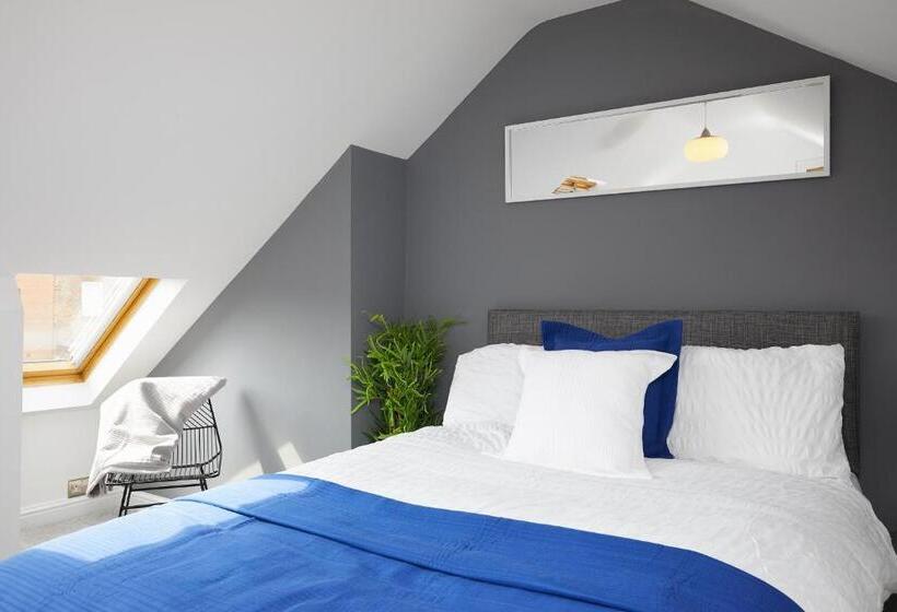 Large Derby Cathedral Town House   Sleeps 8 W Parking