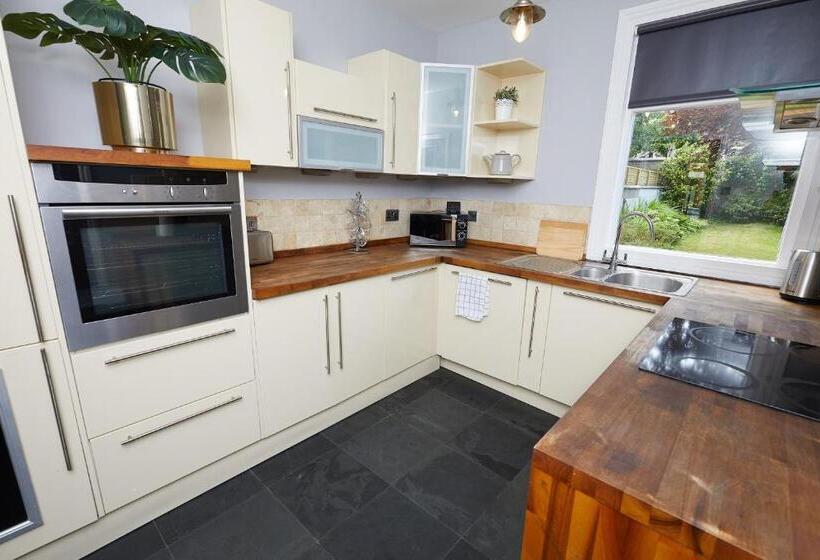 Large Derby Cathedral Town House   Sleeps 8 W Parking