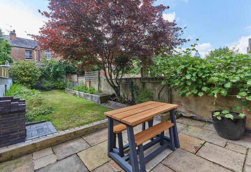 Large Derby Cathedral Town House   Sleeps 8 W Parking