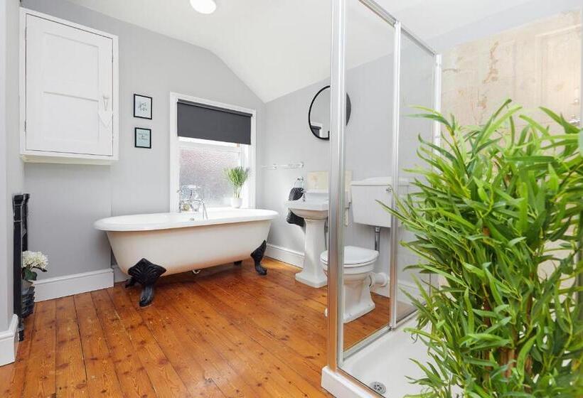 Large Derby Cathedral Town House   Sleeps 8 W Parking