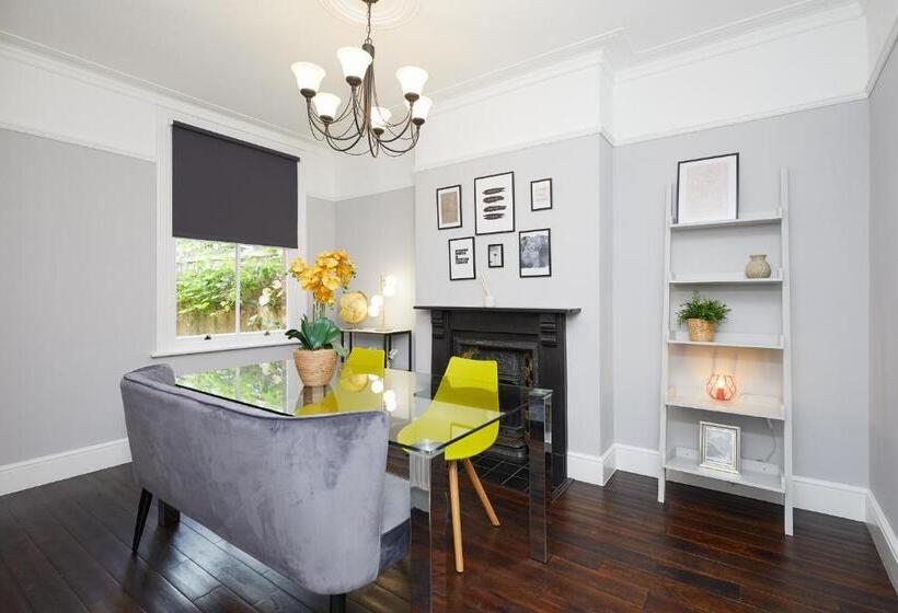 Large Derby Cathedral Town House   Sleeps 8 W Parking