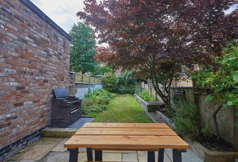 Large Derby Cathedral Town House   Sleeps 8 W Parking