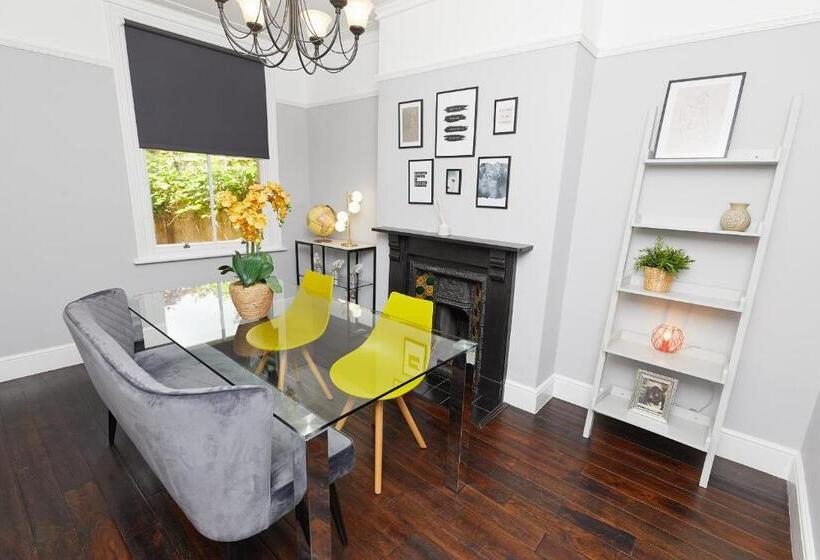 Large Derby Cathedral Town House   Sleeps 8 W Parking