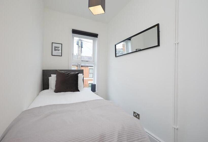 Large Derby Cathedral Town House   Sleeps 8 W Parking