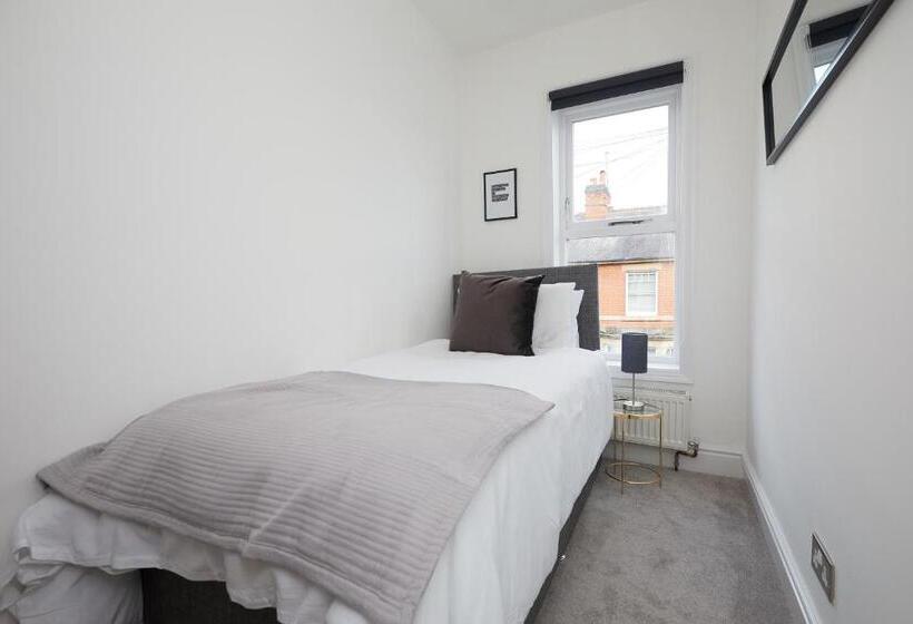 Large Derby Cathedral Town House   Sleeps 8 W Parking