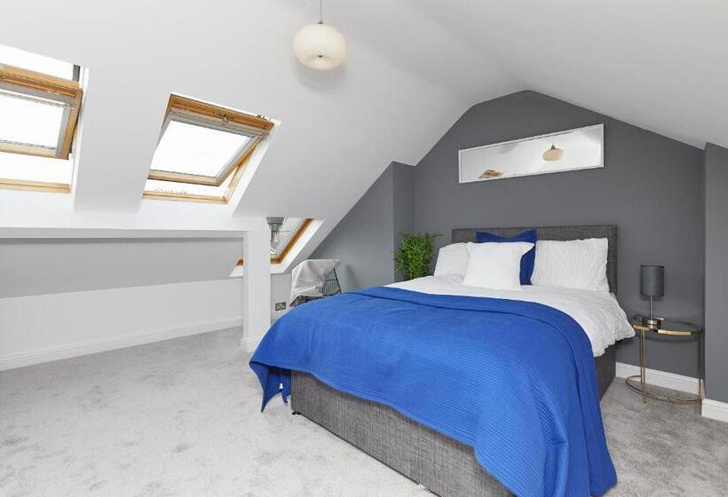 Large Derby Cathedral Town House   Sleeps 8 W Parking