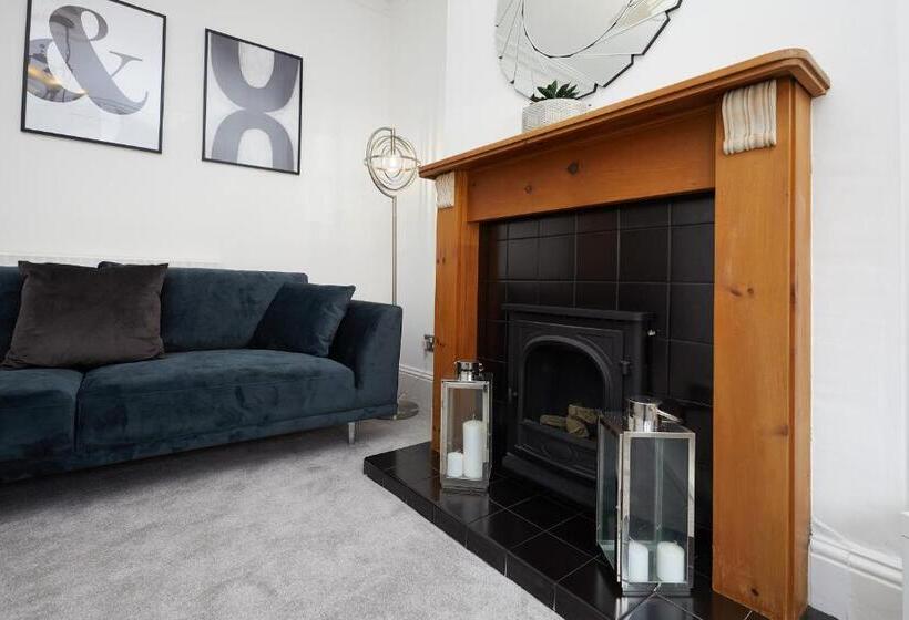 Large Derby Cathedral Town House   Sleeps 8 W Parking