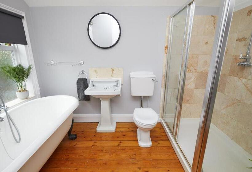 Large Derby Cathedral Town House   Sleeps 8 W Parking