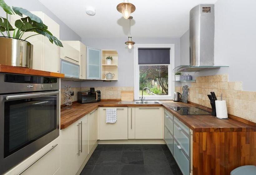 Large Derby Cathedral Town House   Sleeps 8 W Parking