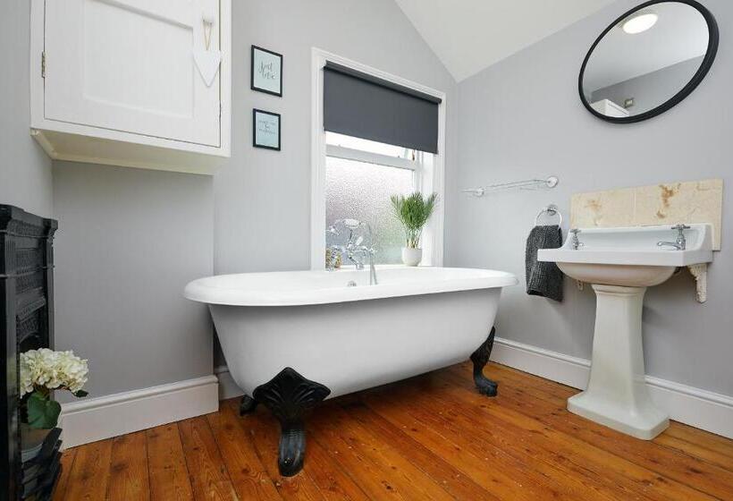 Large Derby Cathedral Town House   Sleeps 8 W Parking