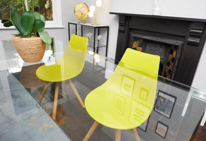 Large Derby Cathedral Town House   Sleeps 8 W Parking