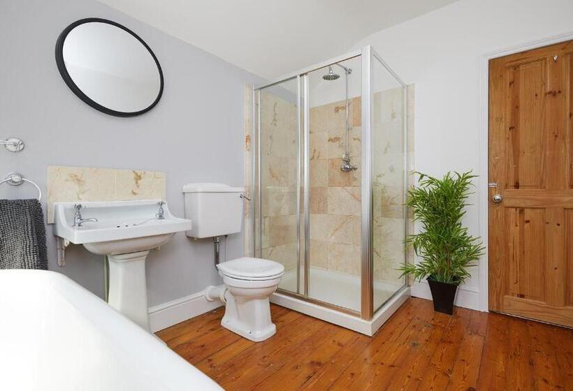 Large Derby Cathedral Town House   Sleeps 8 W Parking