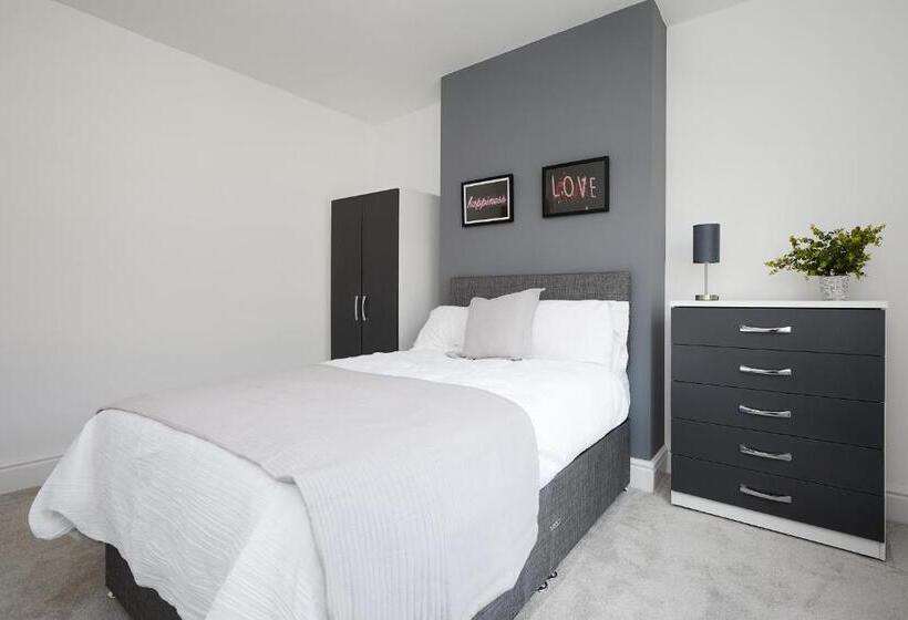 Large Derby Cathedral Town House   Sleeps 8 W Parking