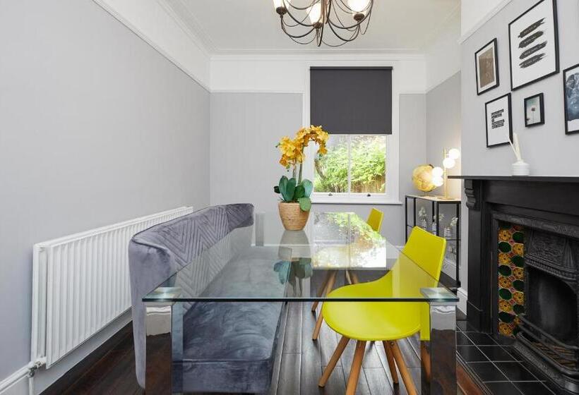 Large Derby Cathedral Town House   Sleeps 8 W Parking