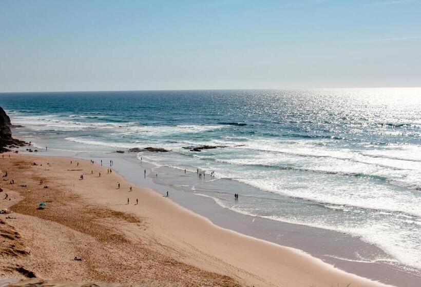 A Gaivota Walking Distance To Monte Clerigo And Amoreira Beaches
