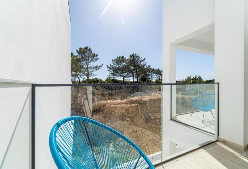 A Gaivota Walking Distance To Monte Clerigo And Amoreira Beaches