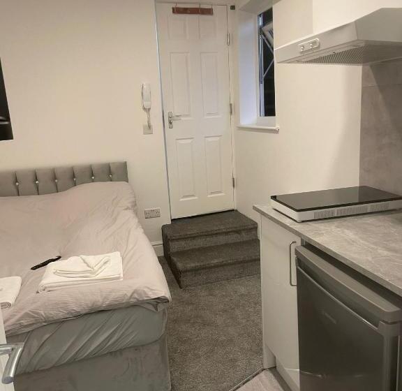 Luton Short Term Lets   Cardiff Road