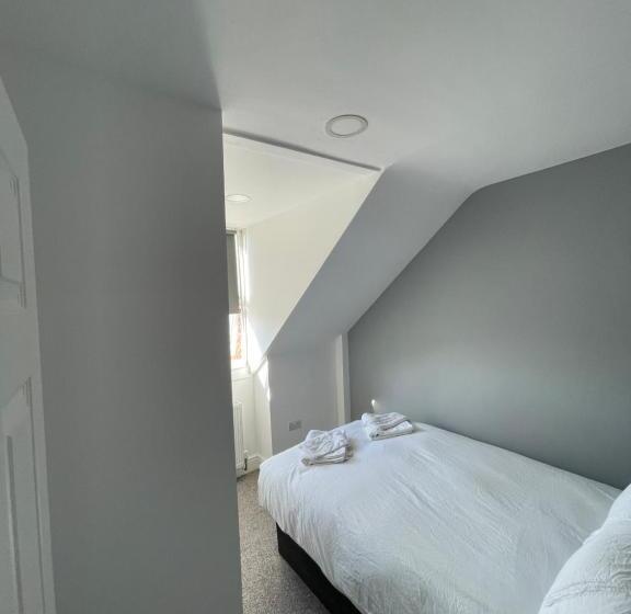 Luton Short Term Lets   Cardiff Road