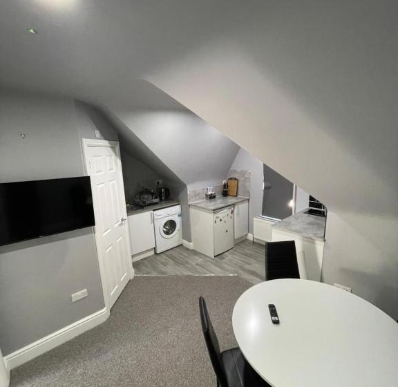 Luton Short Term Lets   Cardiff Road