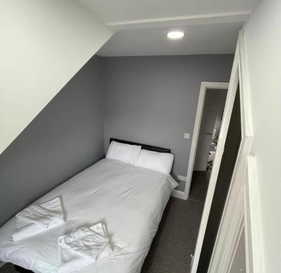 Luton Short Term Lets   Cardiff Road