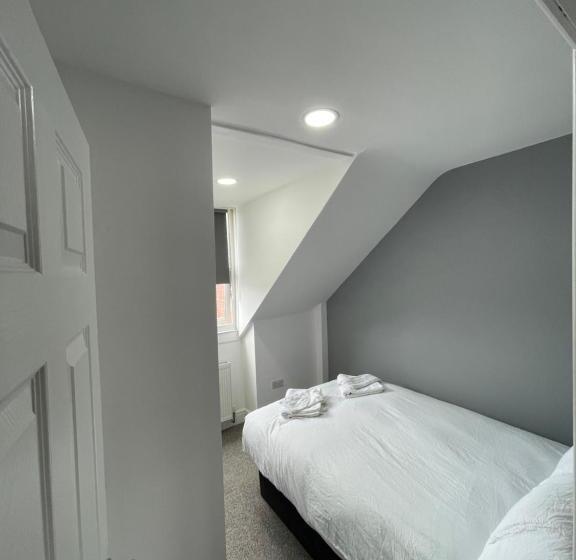 Luton Short Term Lets   Cardiff Road