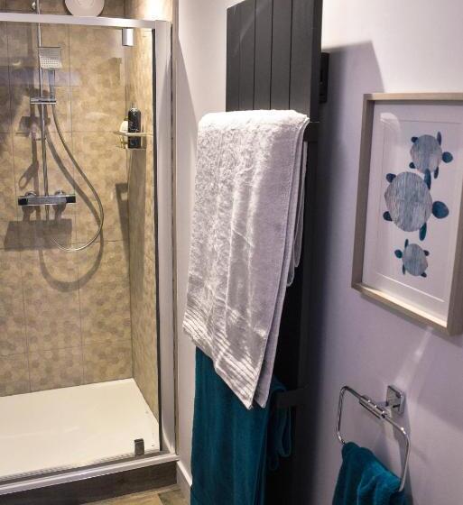 Derecroft Glamping Luxury Lodgepods