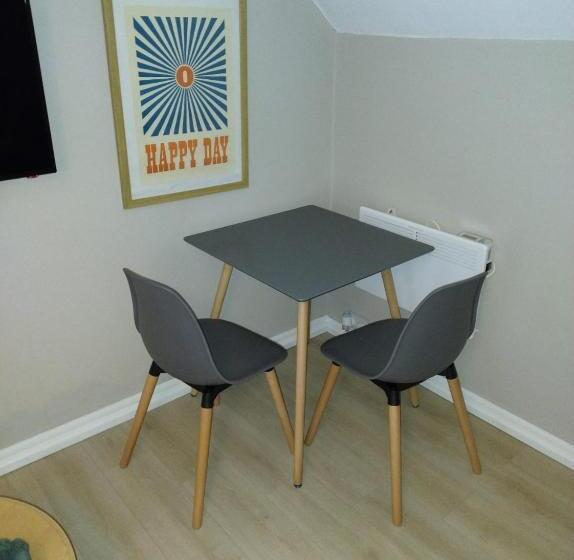 Lovely Bijou Loft Apt, One Road Back From The Sea