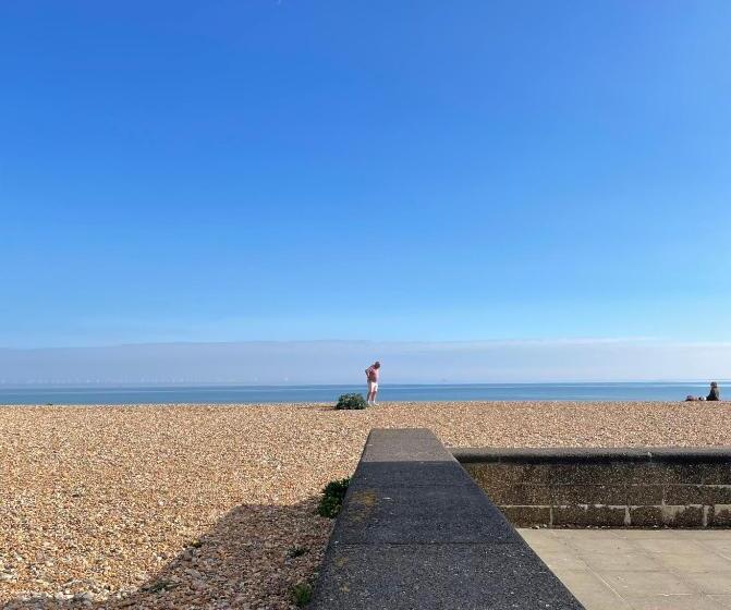 Lovely Bijou Loft Apt, One Road Back From The Sea