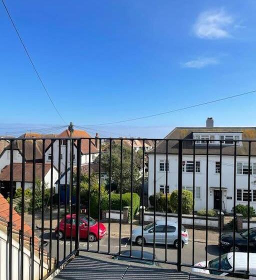 Lovely Bijou Loft Apt, One Road Back From The Sea