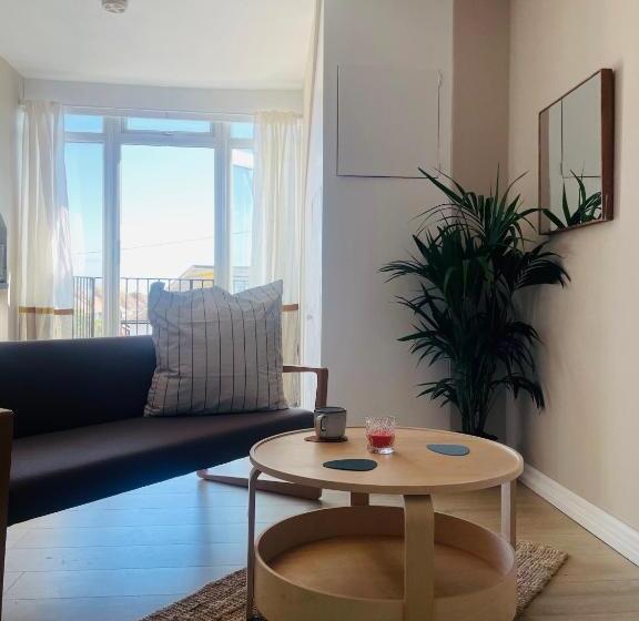 Lovely Bijou Loft Apt, One Road Back From The Sea