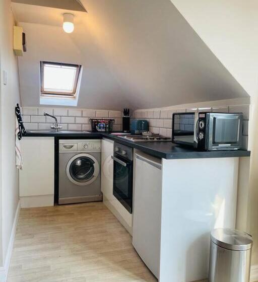 Lovely Bijou Loft Apt, One Road Back From The Sea