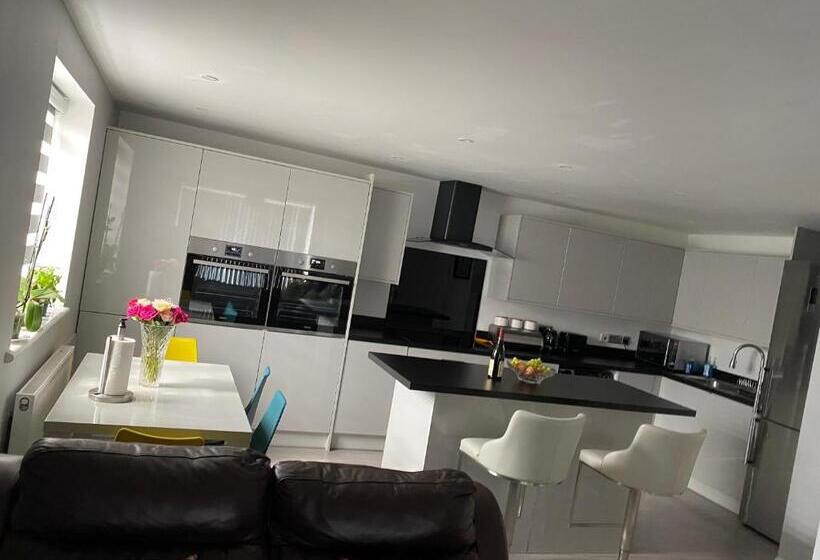 Modern 2 Bedrooms Fully Equipped Apartment With Garden, Free Parking, Free Wifi