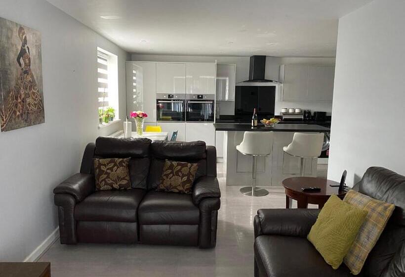 Modern 2 Bedrooms Fully Equipped Apartment With Garden, Free Parking, Free Wifi
