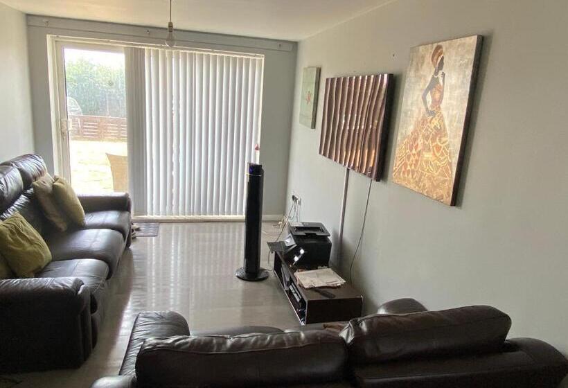 Modern 2 Bedrooms Fully Equipped Apartment With Garden, Free Parking, Free Wifi