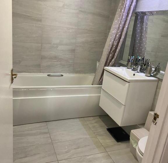 Modern 2 Bedrooms Fully Equipped Apartment With Garden, Free Parking, Free Wifi