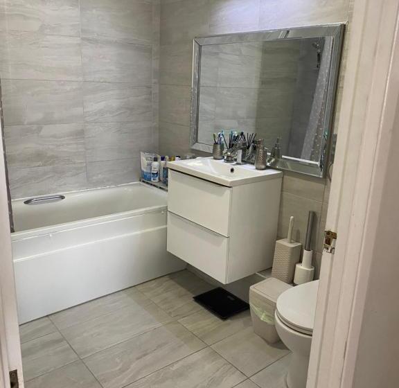 Modern 2 Bedrooms Fully Equipped Apartment With Garden, Free Parking, Free Wifi