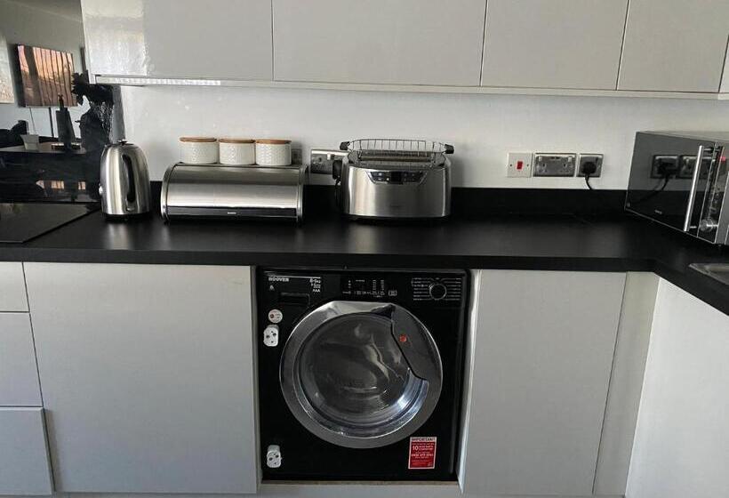 Modern 2 Bedrooms Fully Equipped Apartment With Garden, Free Parking, Free Wifi